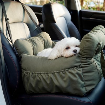 Protège siège voiture chien avec  une installation stable sur le siège passager